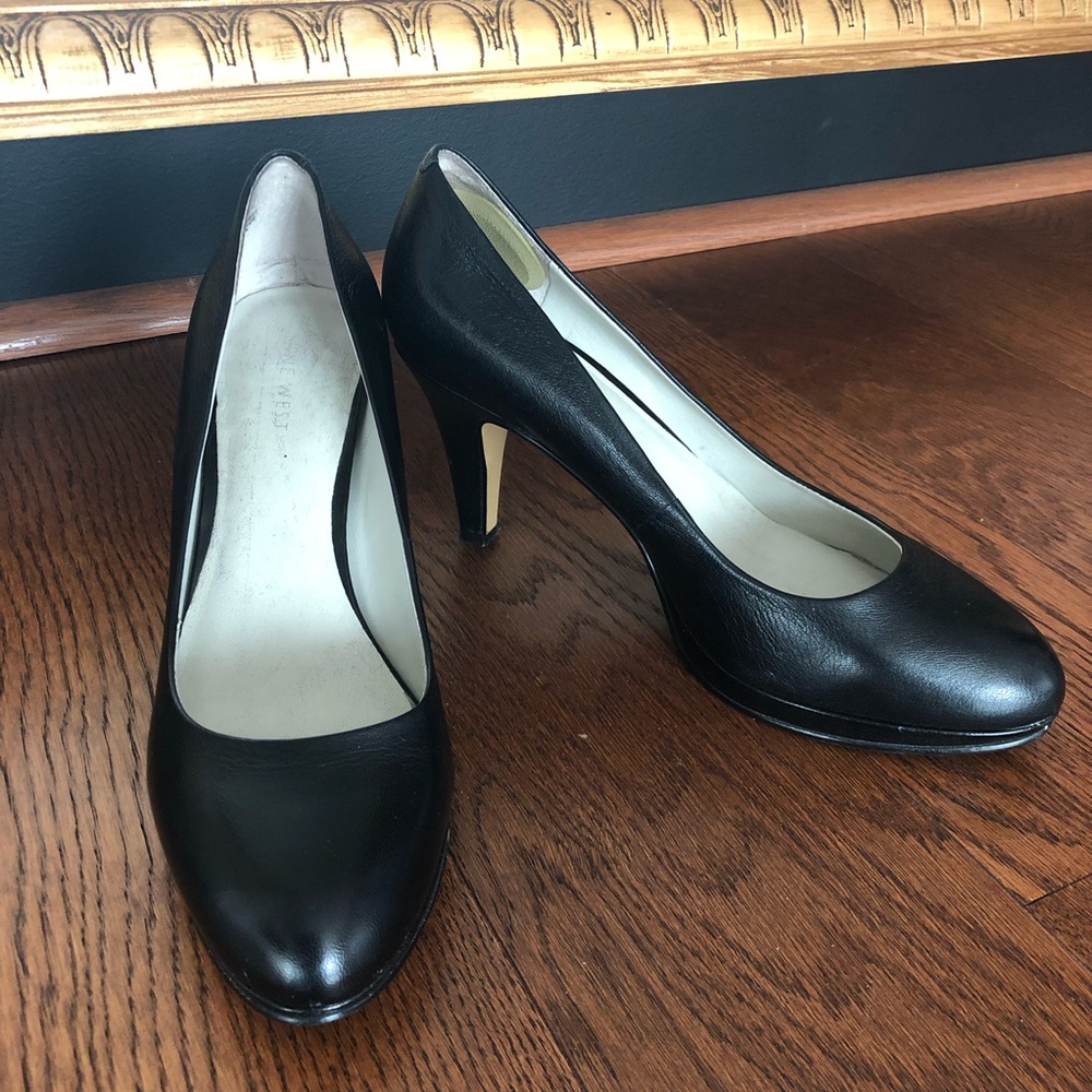 Black pumps